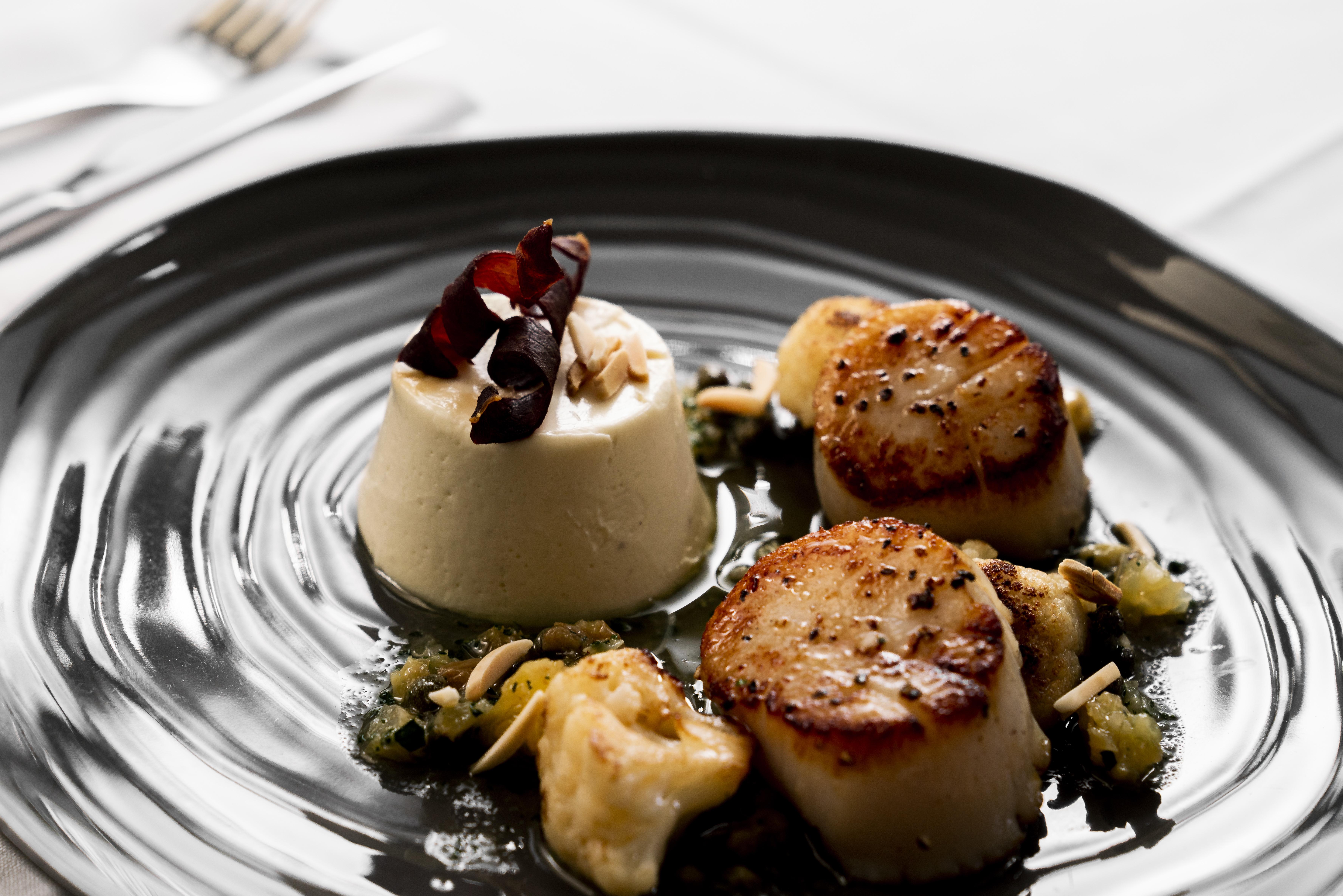 The Point Brisbane Hotel Eksteriør billede Scallops with a white chocolate sauce